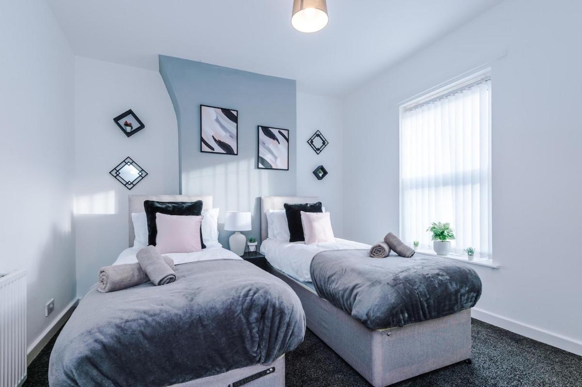 Stylish Three Bedroom House In By Eason Stays, Ideal For For Weekend Getaways & Business Travellers - With Free Parking! *