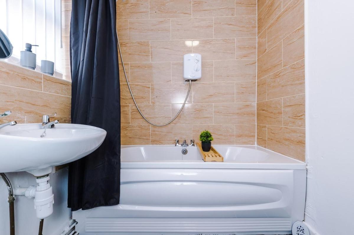 Holiday home Stylish Three Bedroom House In By Eason Stays, Ideal For For Weekend Getaways & Business Travellers - With Free Parking!