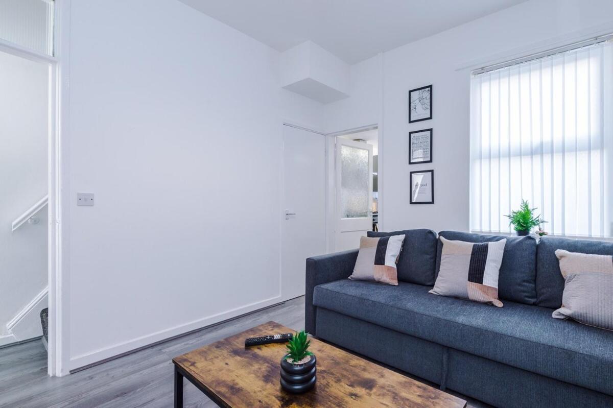 Stylish Three Bedroom House In By Eason Stays, Ideal For For Weekend Getaways & Business Travellers - With Free Parking!