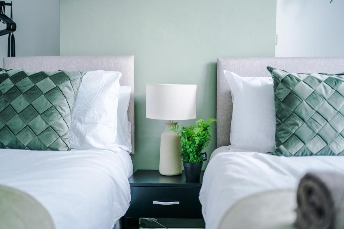 Holiday home Stylish Three Bedroom House In By Eason Stays, Ideal For For Weekend Getaways & Business Travellers - With Free Parking!