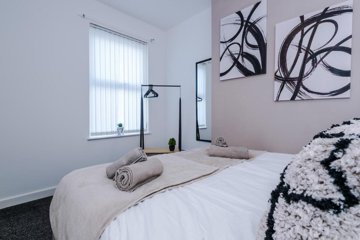 Stylish Three Bedroom House In By Eason Stays, Ideal For For Weekend Getaways & Business Travellers - With Free Parking! Holiday home *