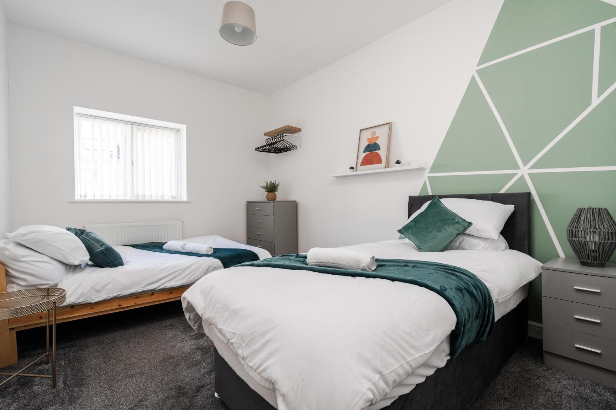 Huge - 8 Beds - Free Parking - Long Stays! *