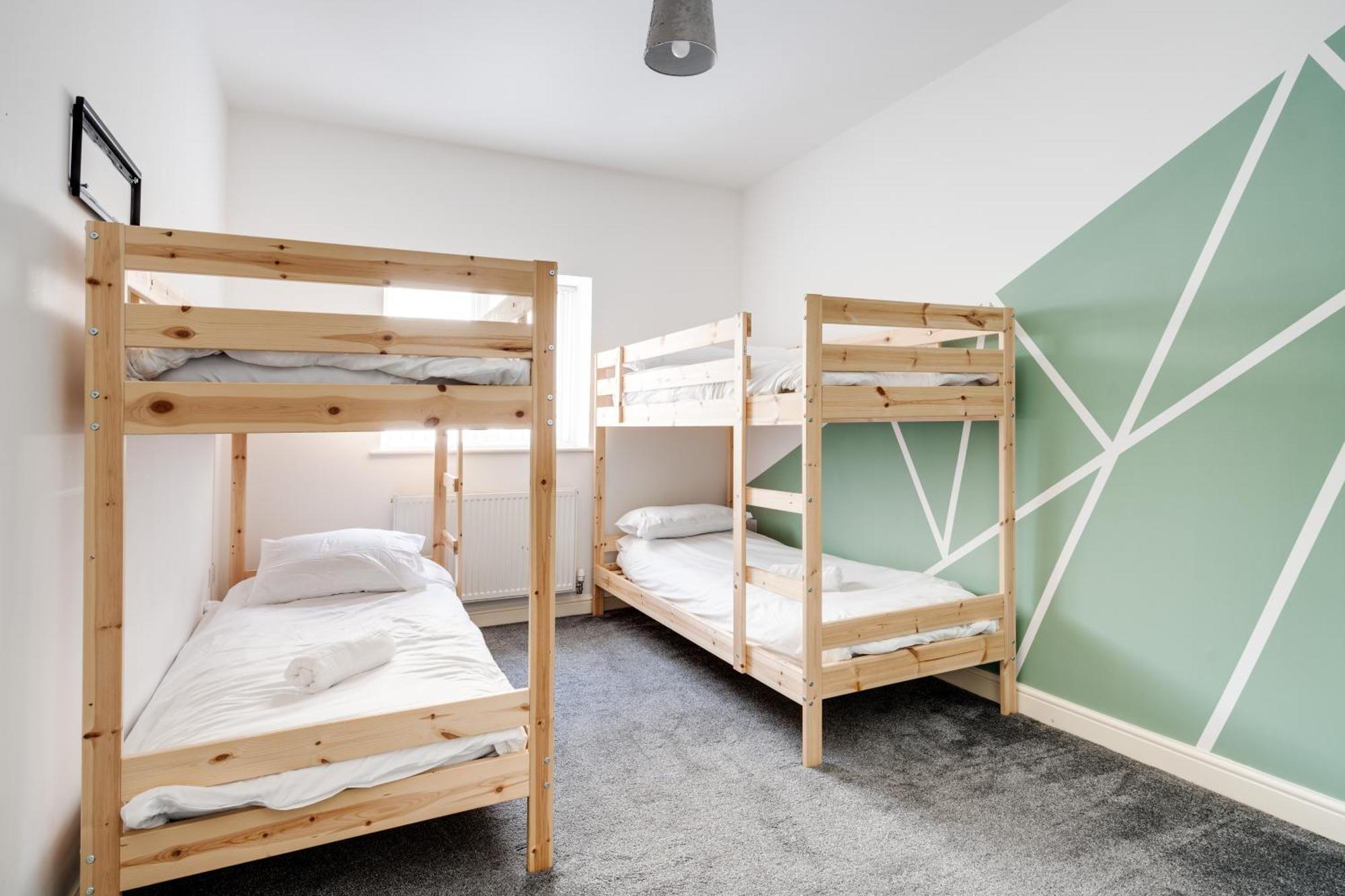 Huge - 8 Beds - Free Parking - Long Stays! * Liverpool