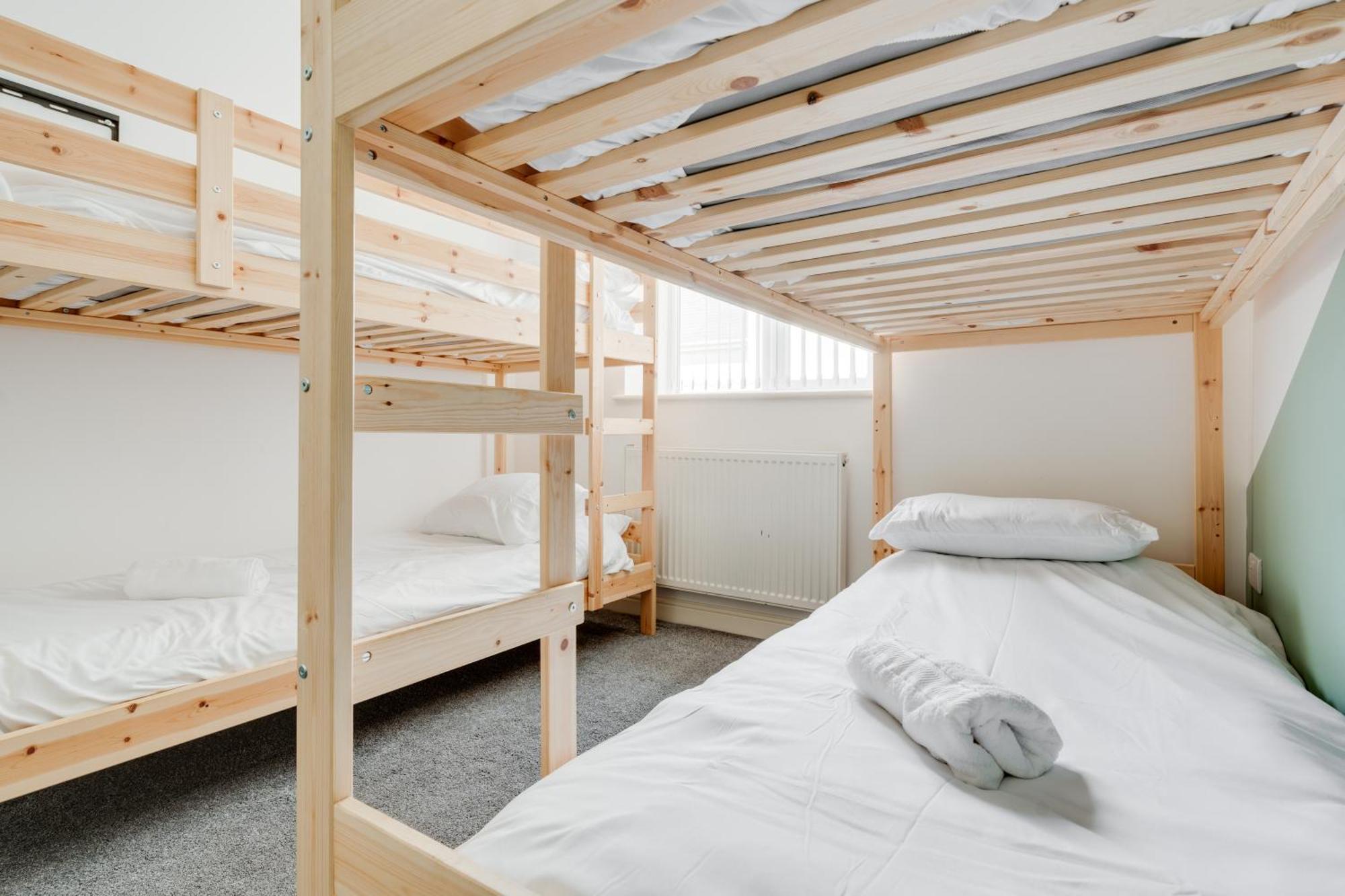 Apartment Huge - 8 Beds - Free Parking - Long Stays!