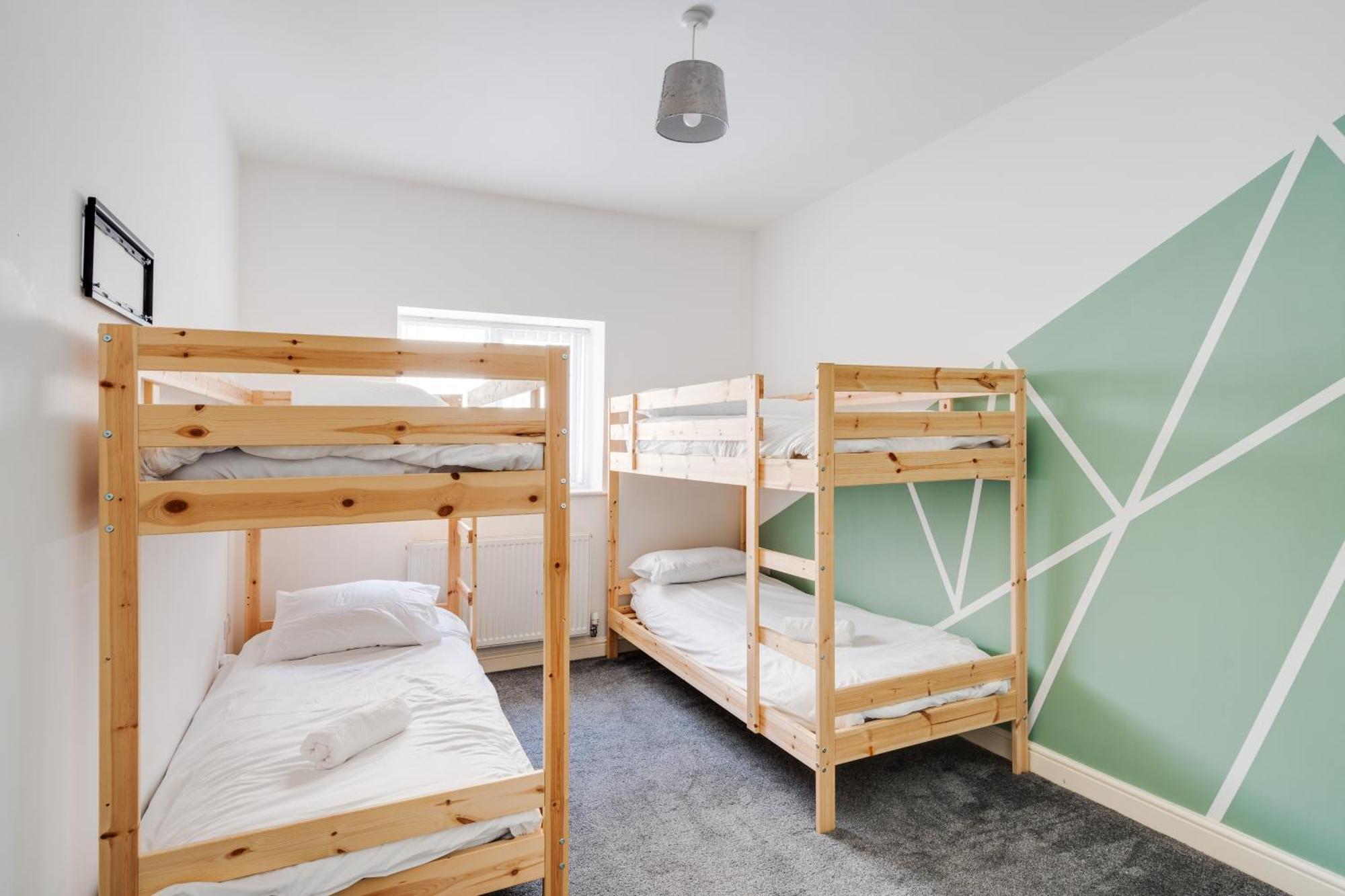 Huge - 8 Beds - Free Parking - Long Stays! Apartment *