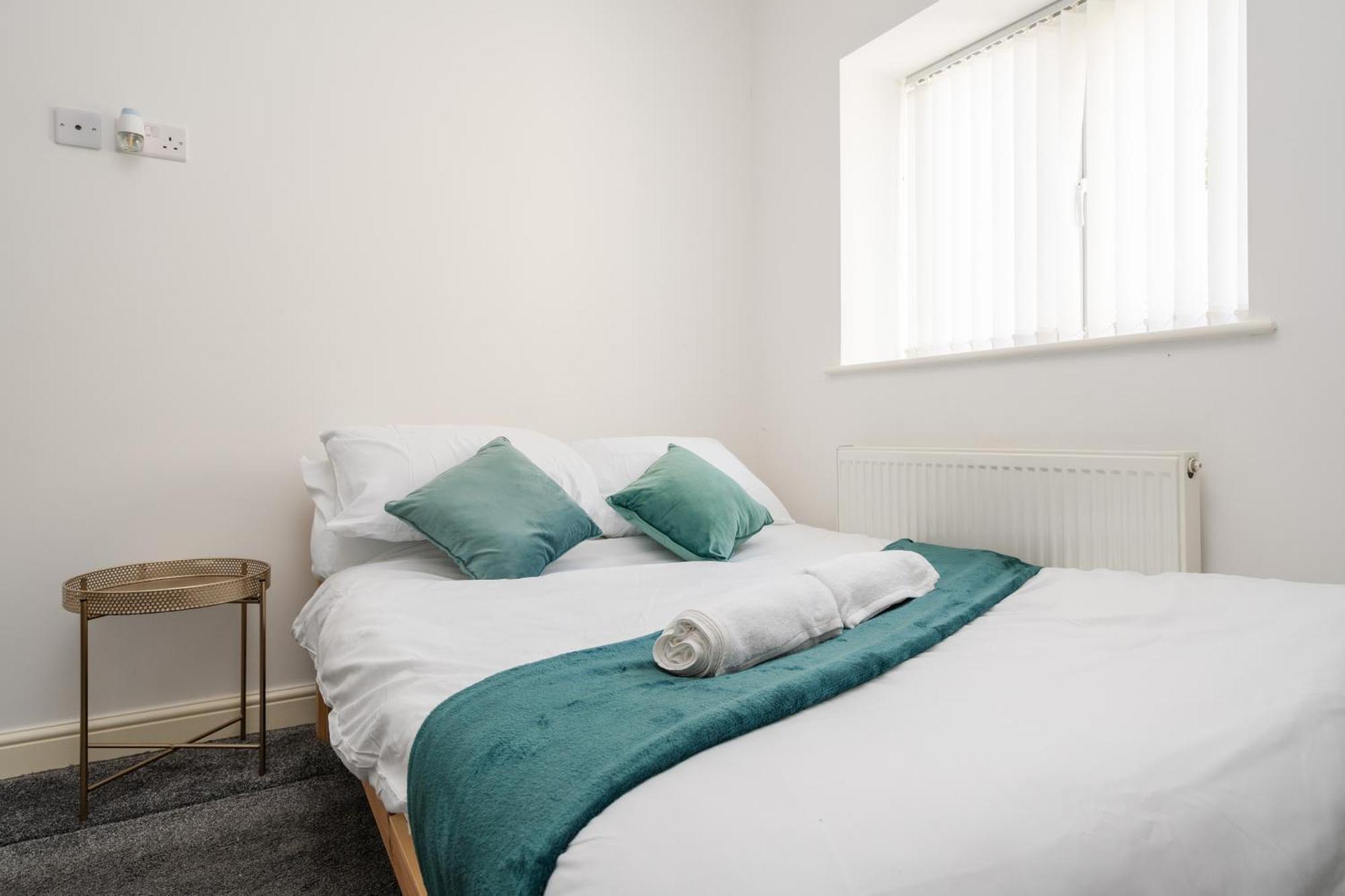 Huge - 8 Beds - Free Parking - Long Stays!