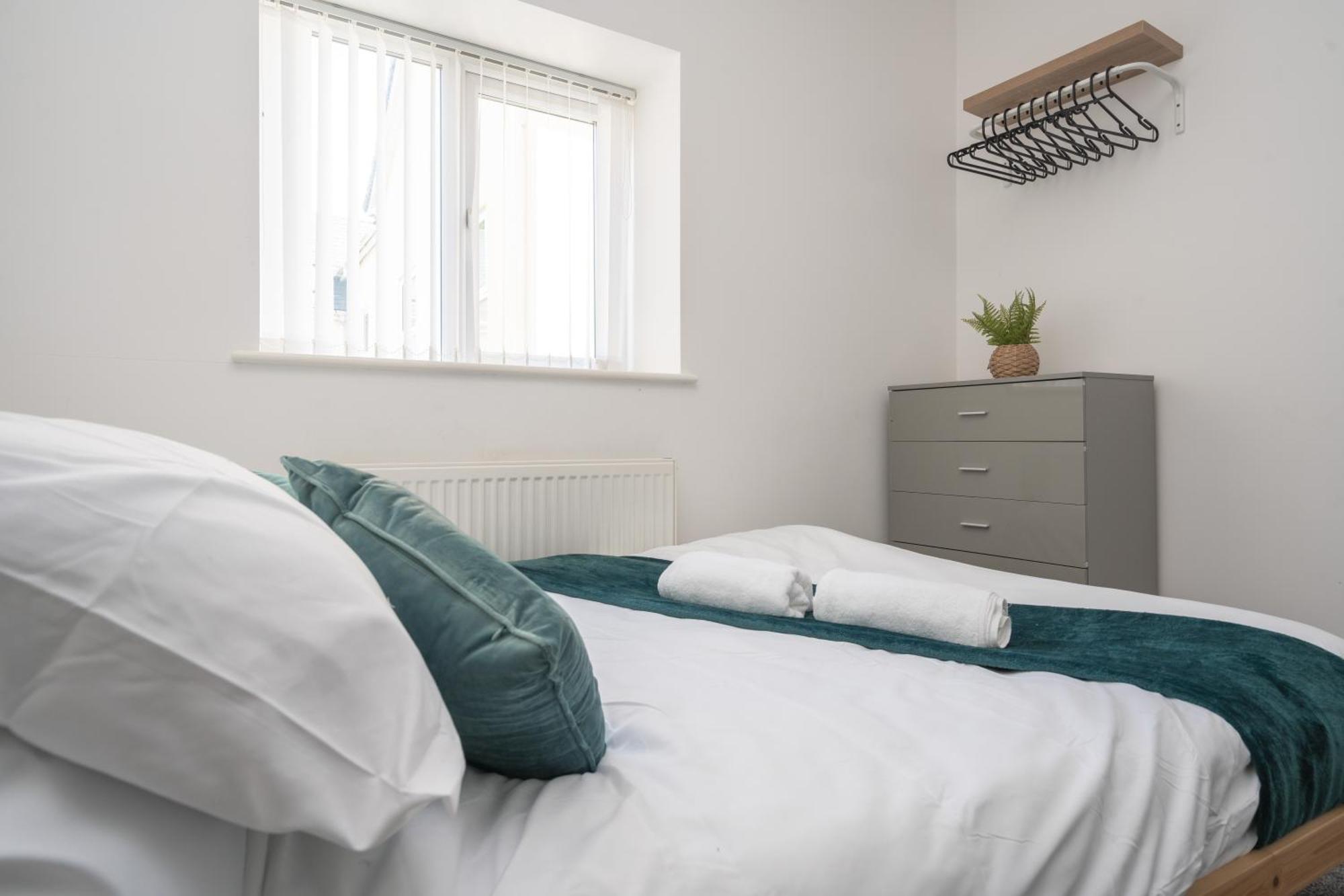 Huge - 8 Beds - Free Parking - Long Stays! Apartment