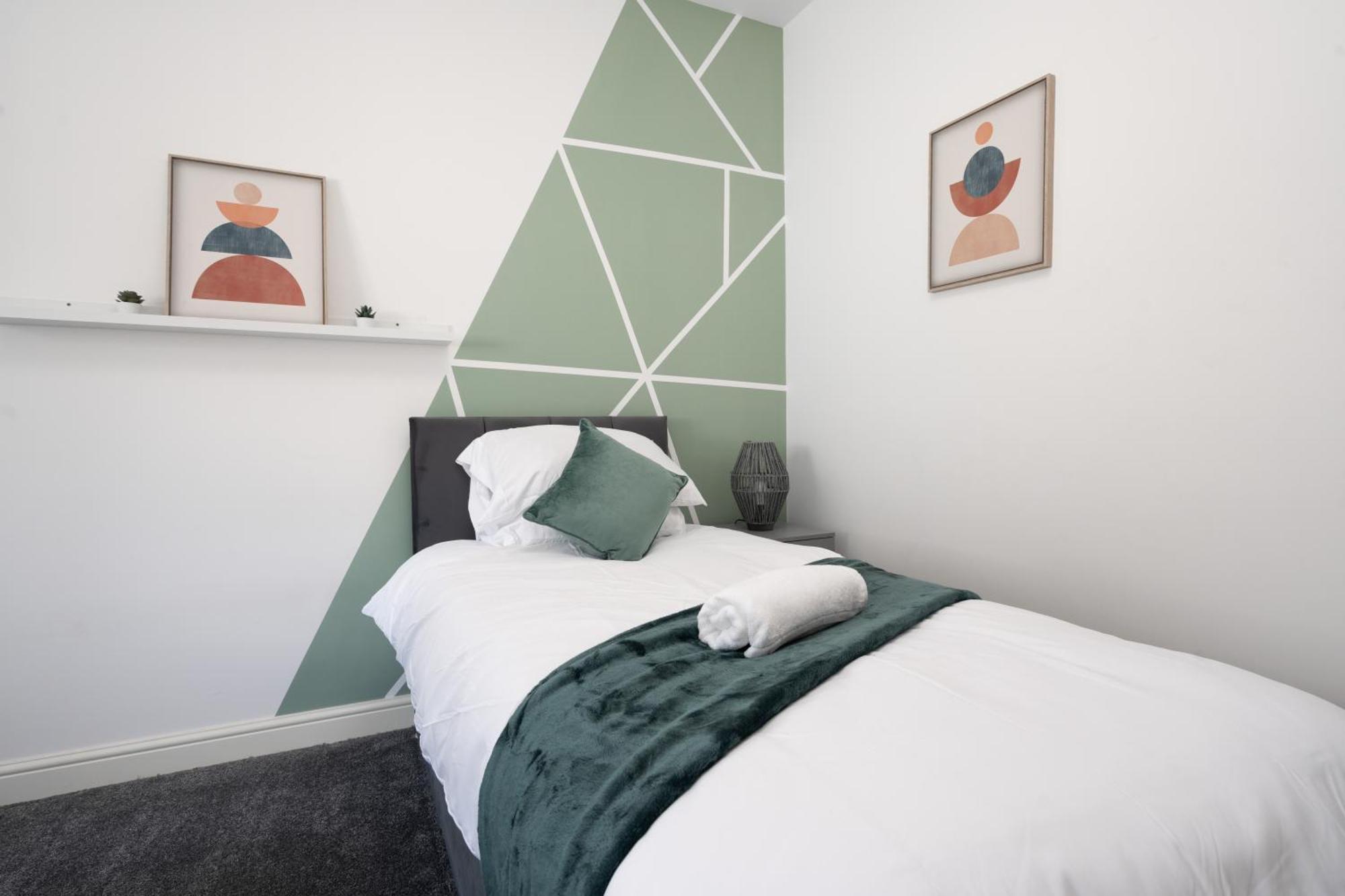 Apartment Huge - 8 Beds - Free Parking - Long Stays!