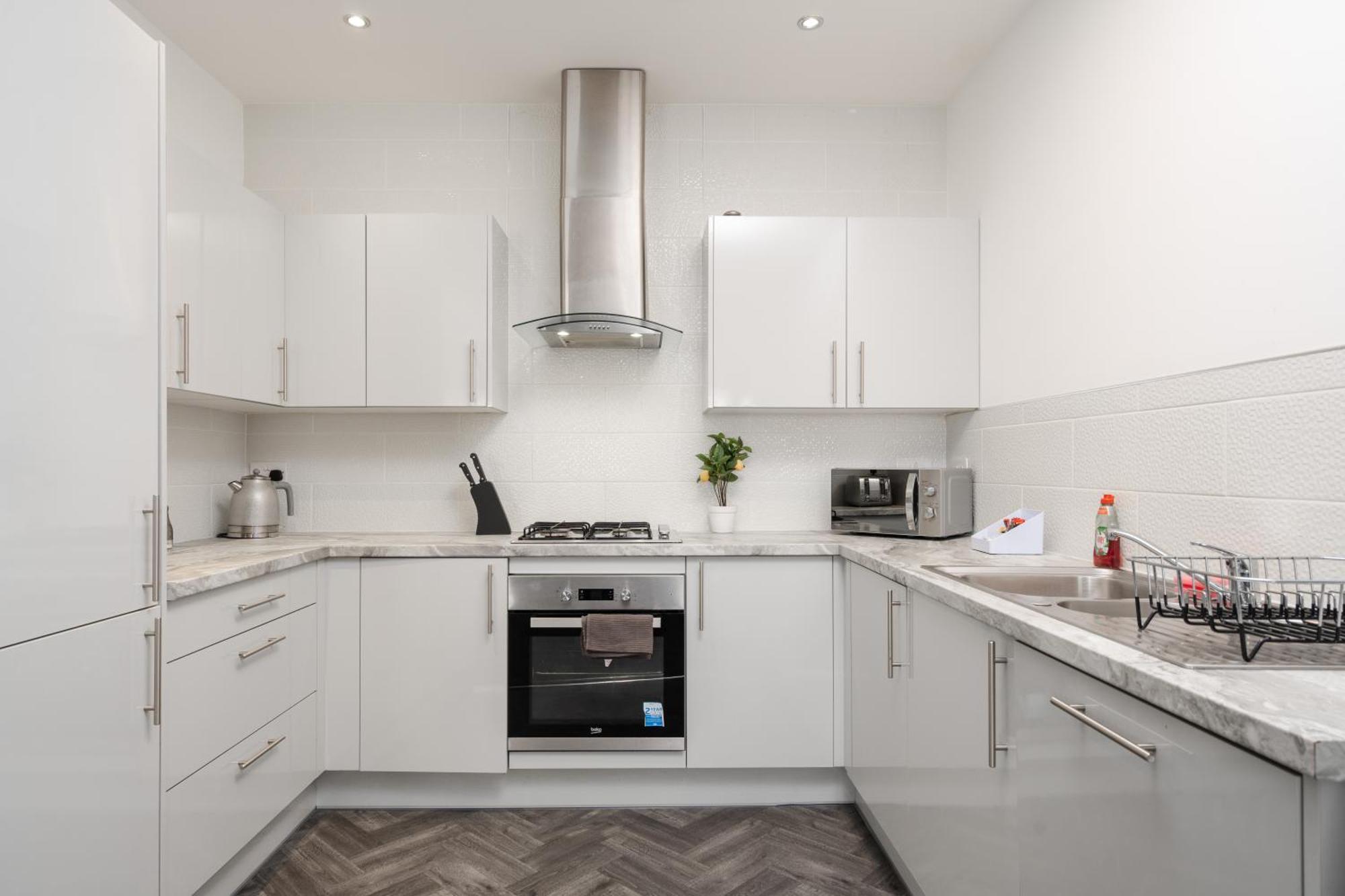 Huge - 8 Beds - Free Parking - Long Stays! Apartment Liverpool