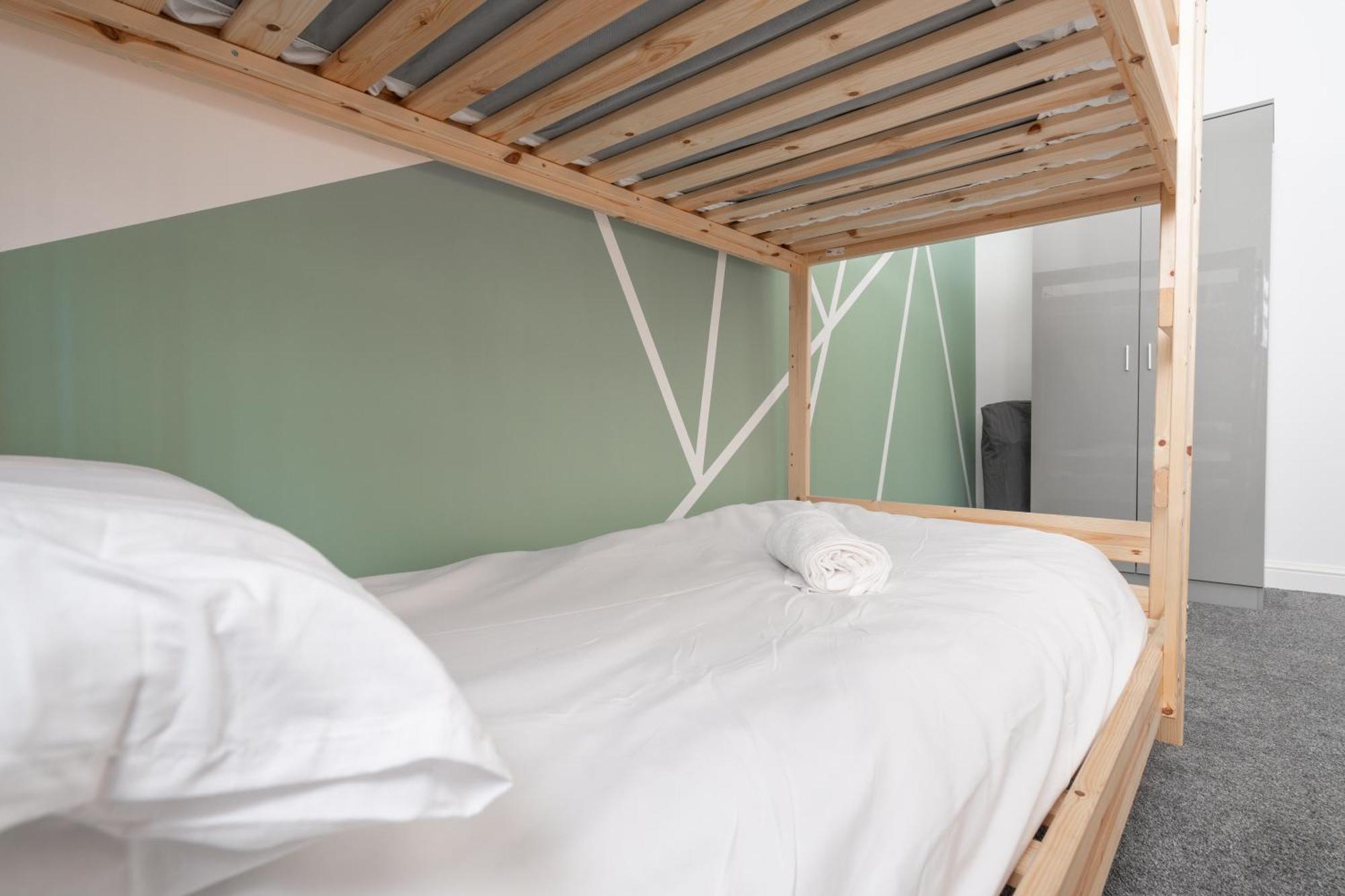 Huge - 8 Beds - Free Parking - Long Stays! Apartment Liverpool