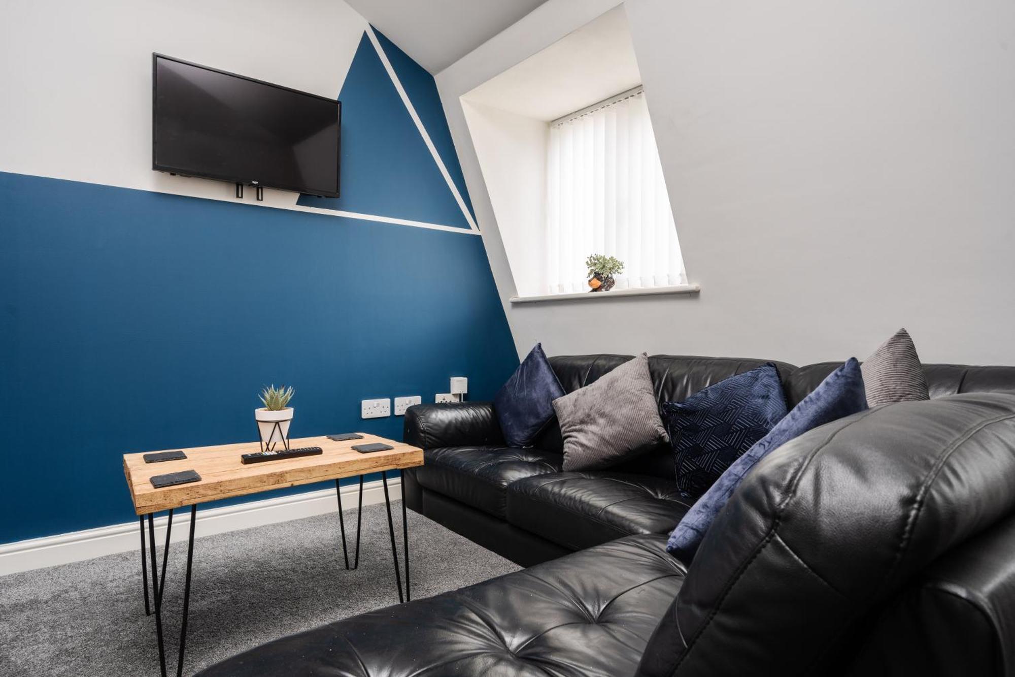 Huge - 8 Beds - Free Parking - Long Stays! * Liverpool