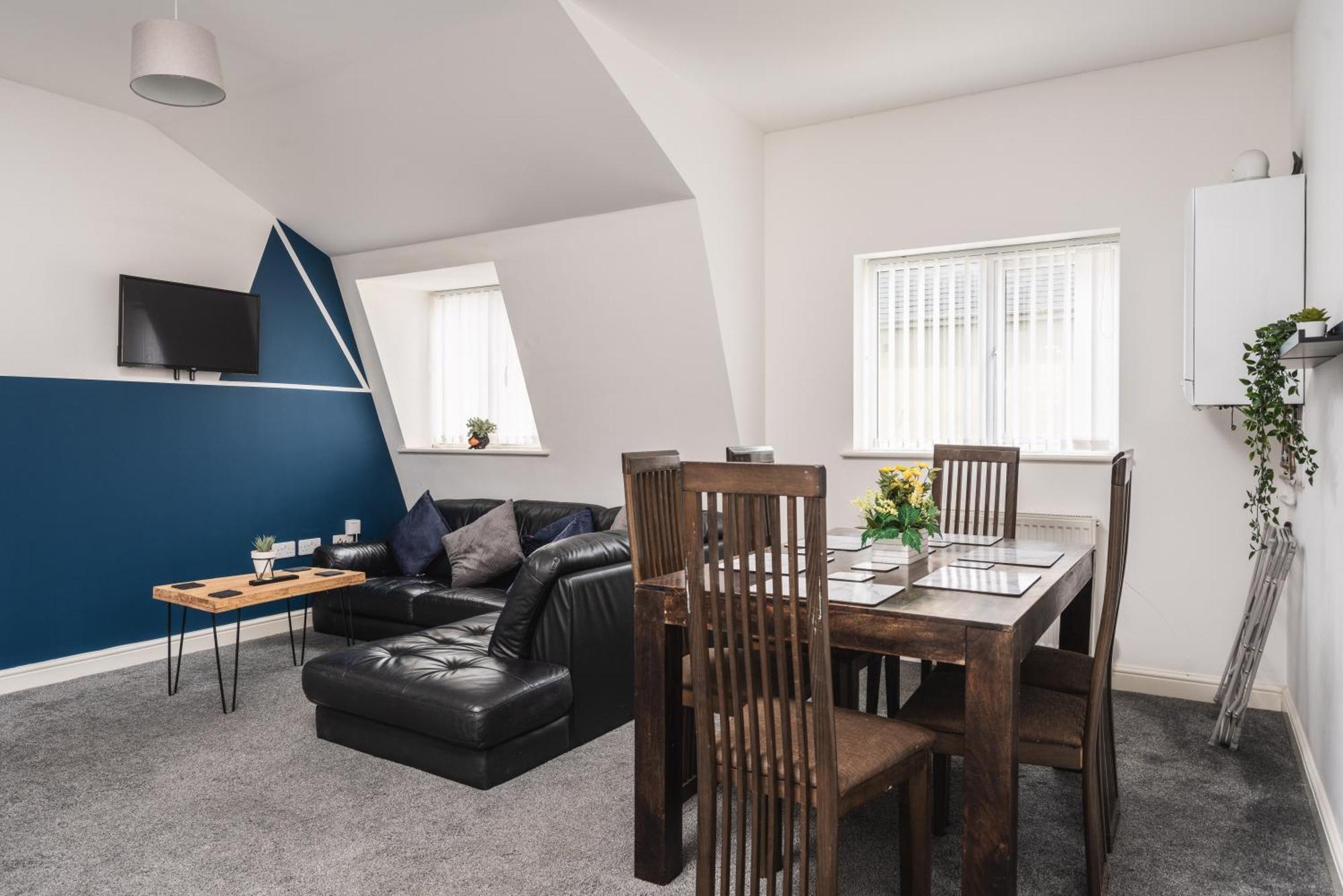 Huge - 8 Beds - Free Parking - Long Stays! * Liverpool