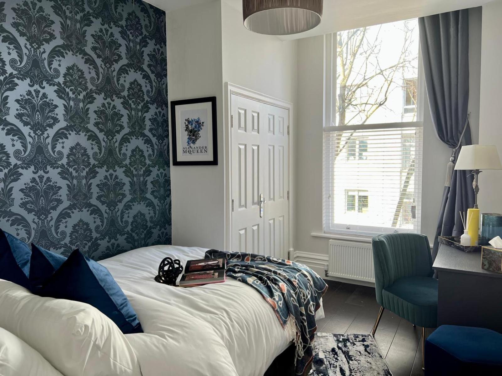 Rare Find - Gated 2 Bed Apt, Close To Parks, Secure Carpark Sleeps 4 * Liverpool