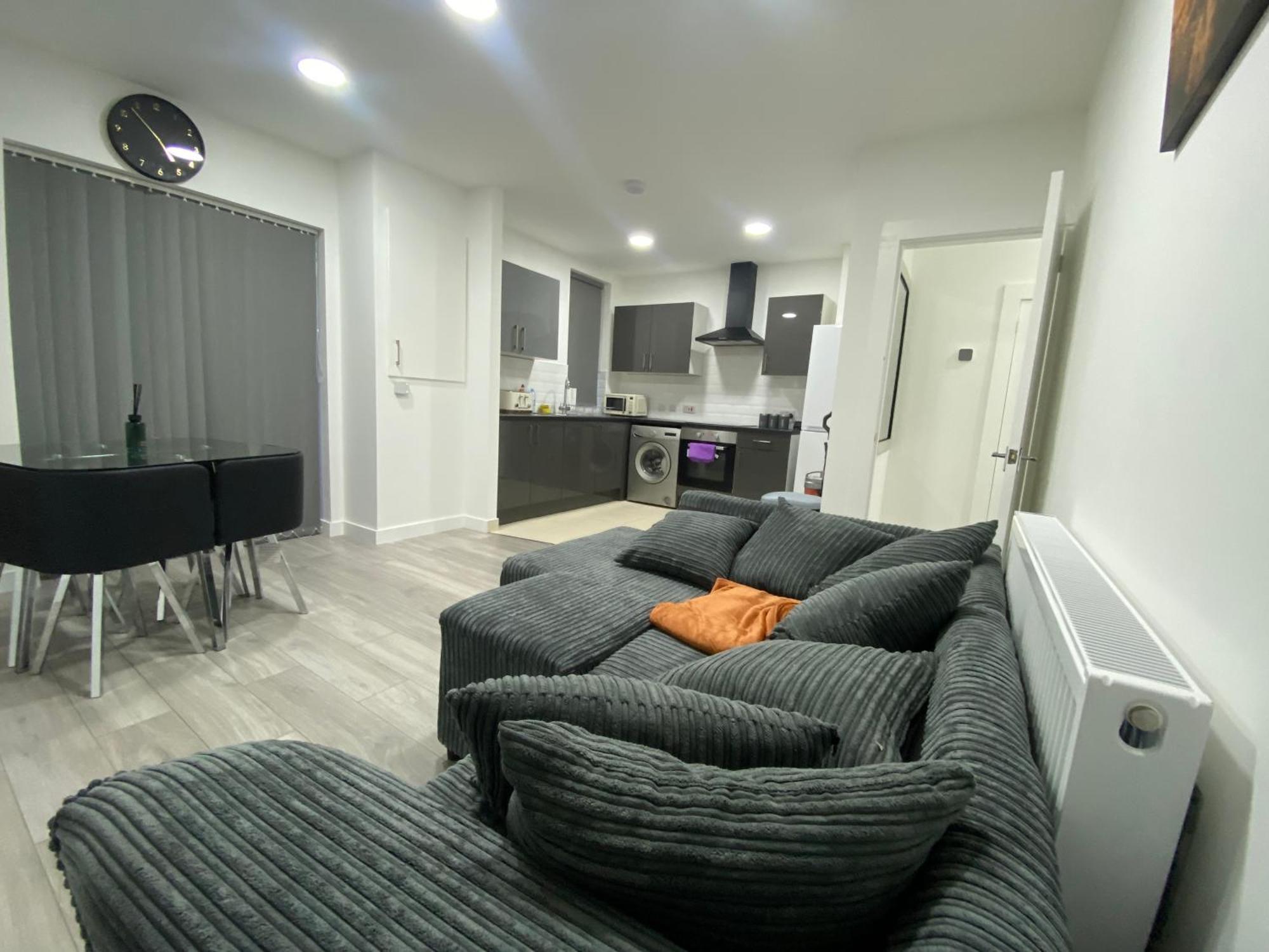 Cozy 4 Bedroom House In The Heart Of Apartment Liverpool
