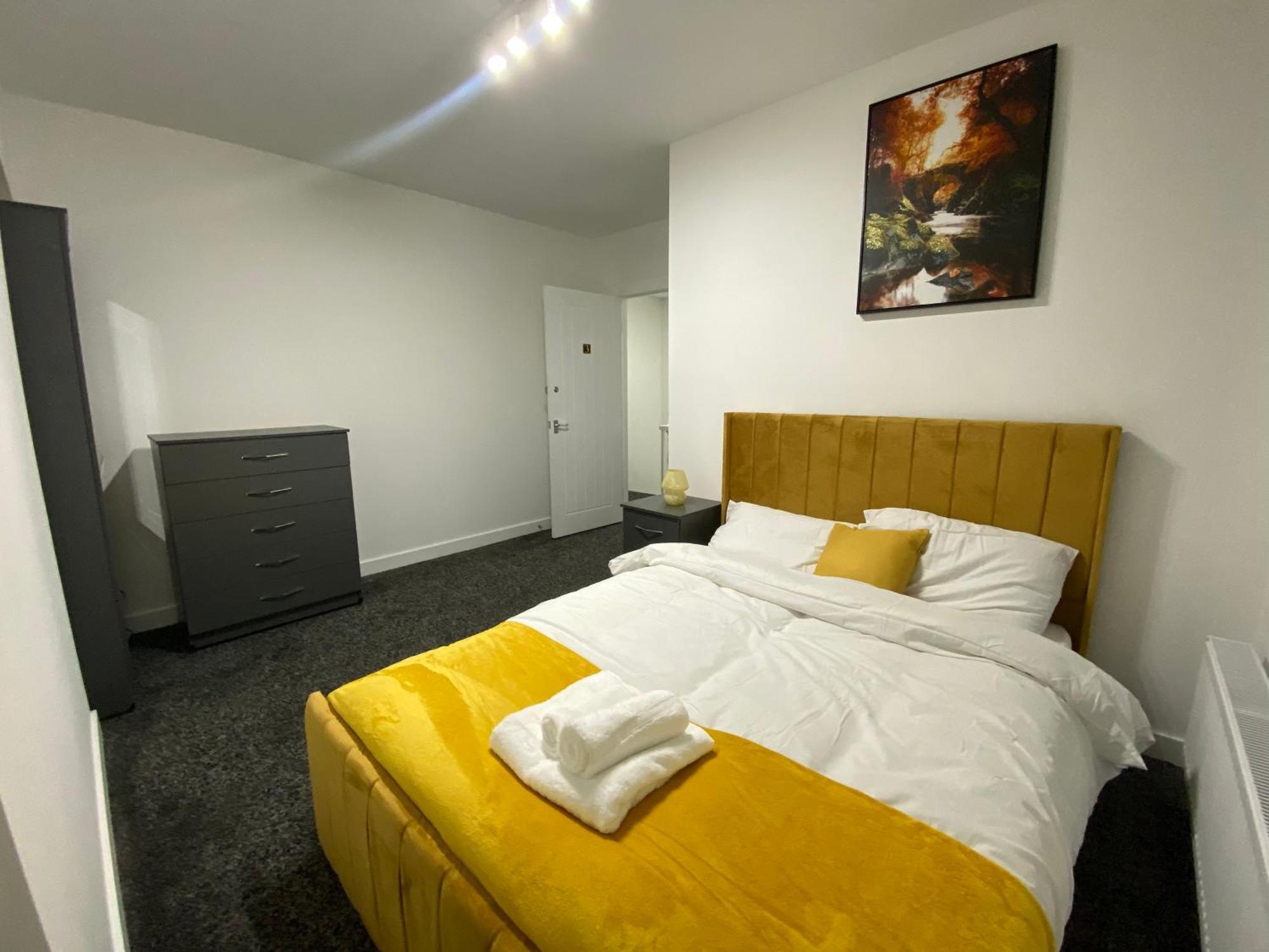 Cozy 4 Bedroom House In The Heart Of Apartment *