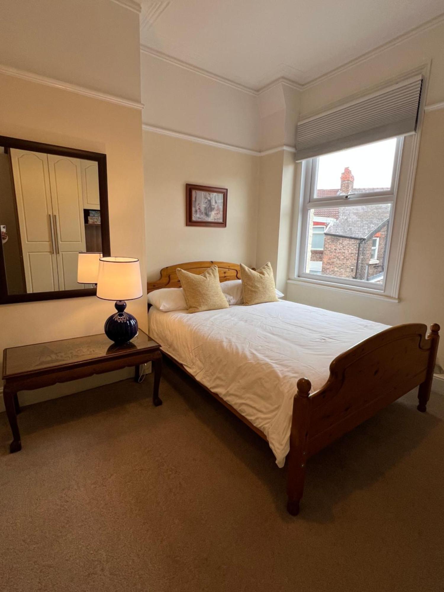2025 Award Winner Strawberry House - 3 Bedrooms Holiday home Liverpool