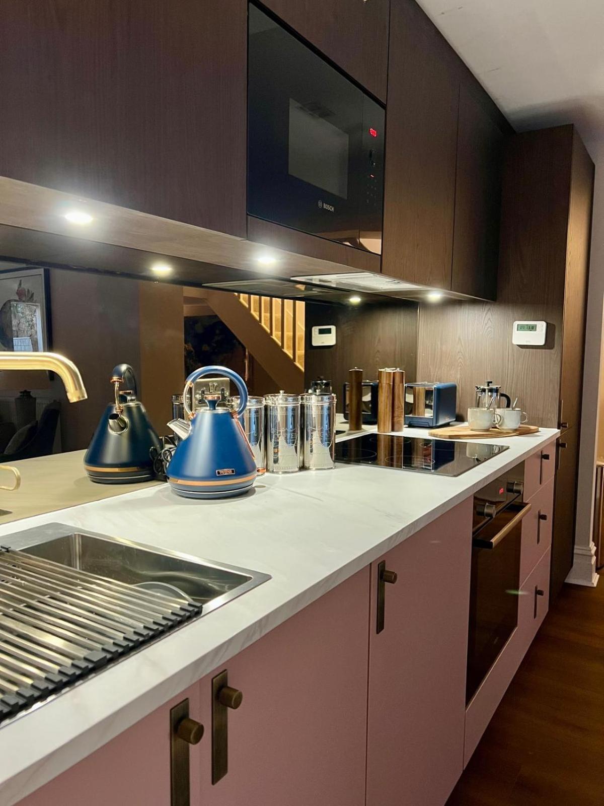 Beautiful One Bed In Sleeps 4 Apartment