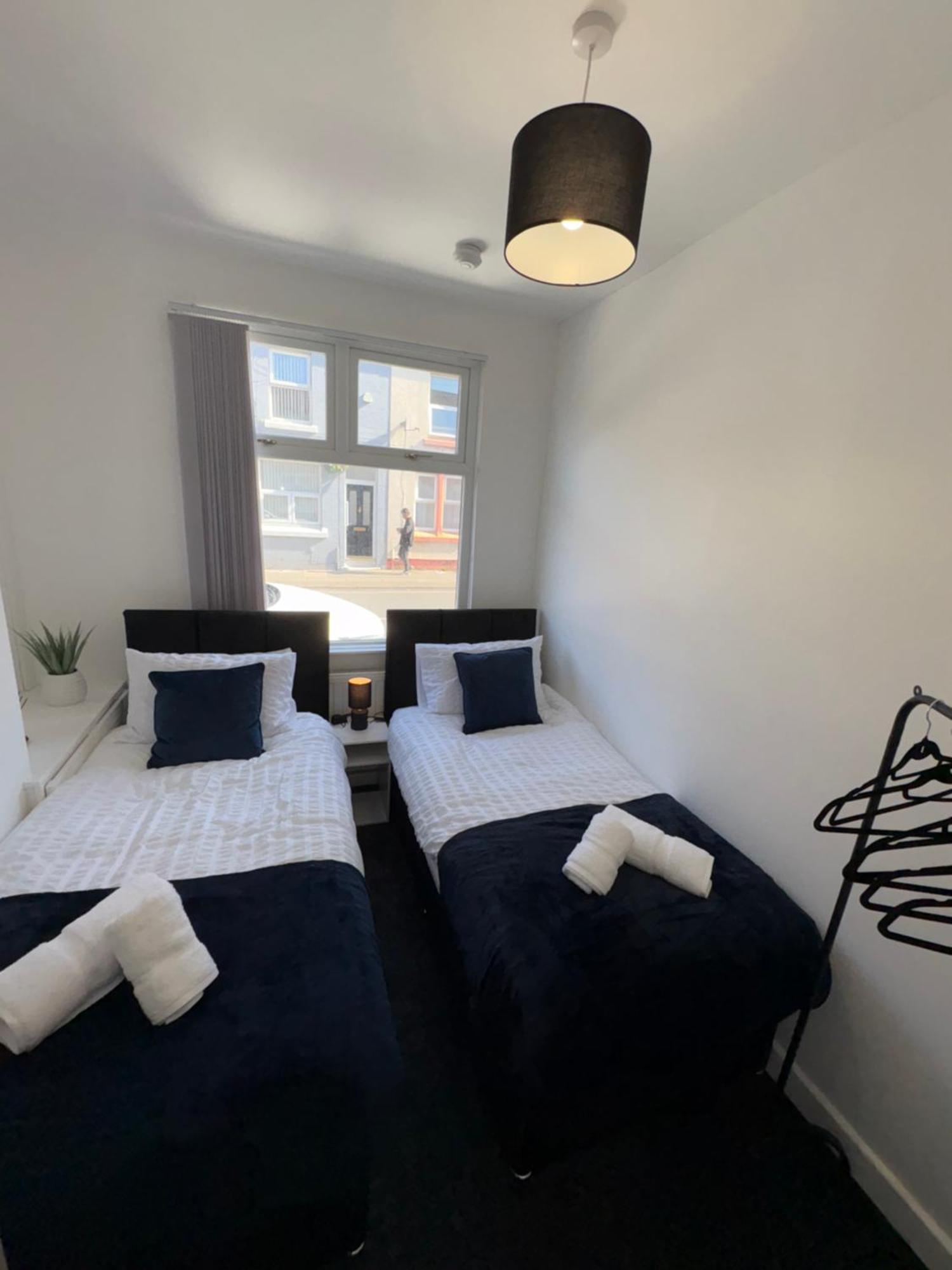 Spacious House - Contractors And Groups Welcome! * Liverpool