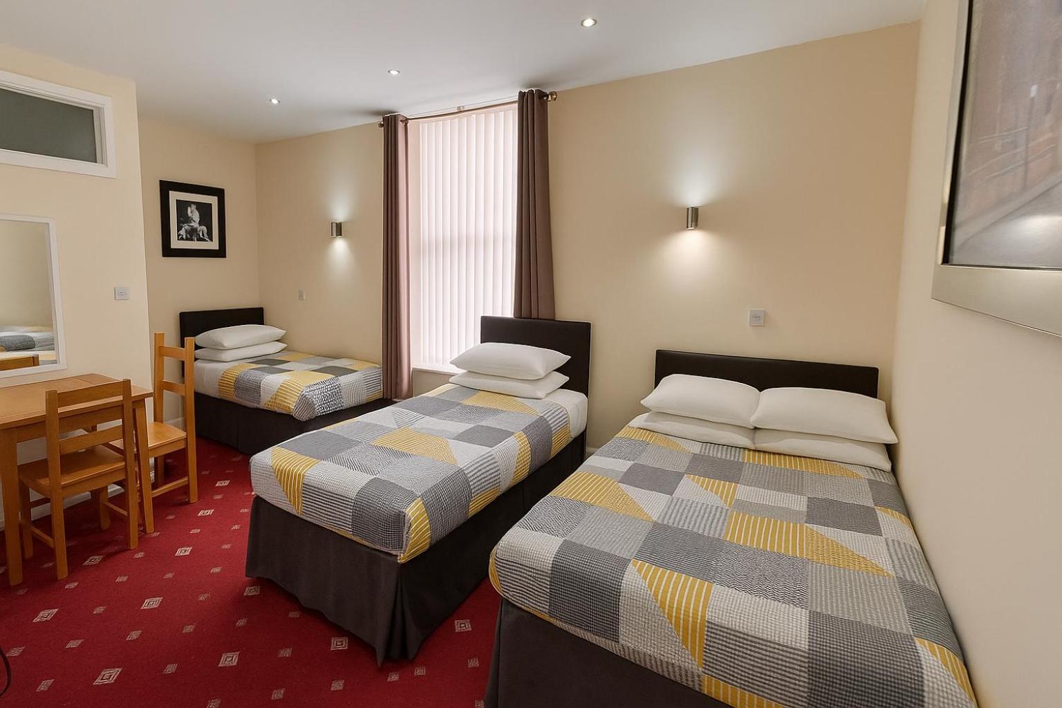 Castle 86-88 Sheil Rd L6 3af Guest house