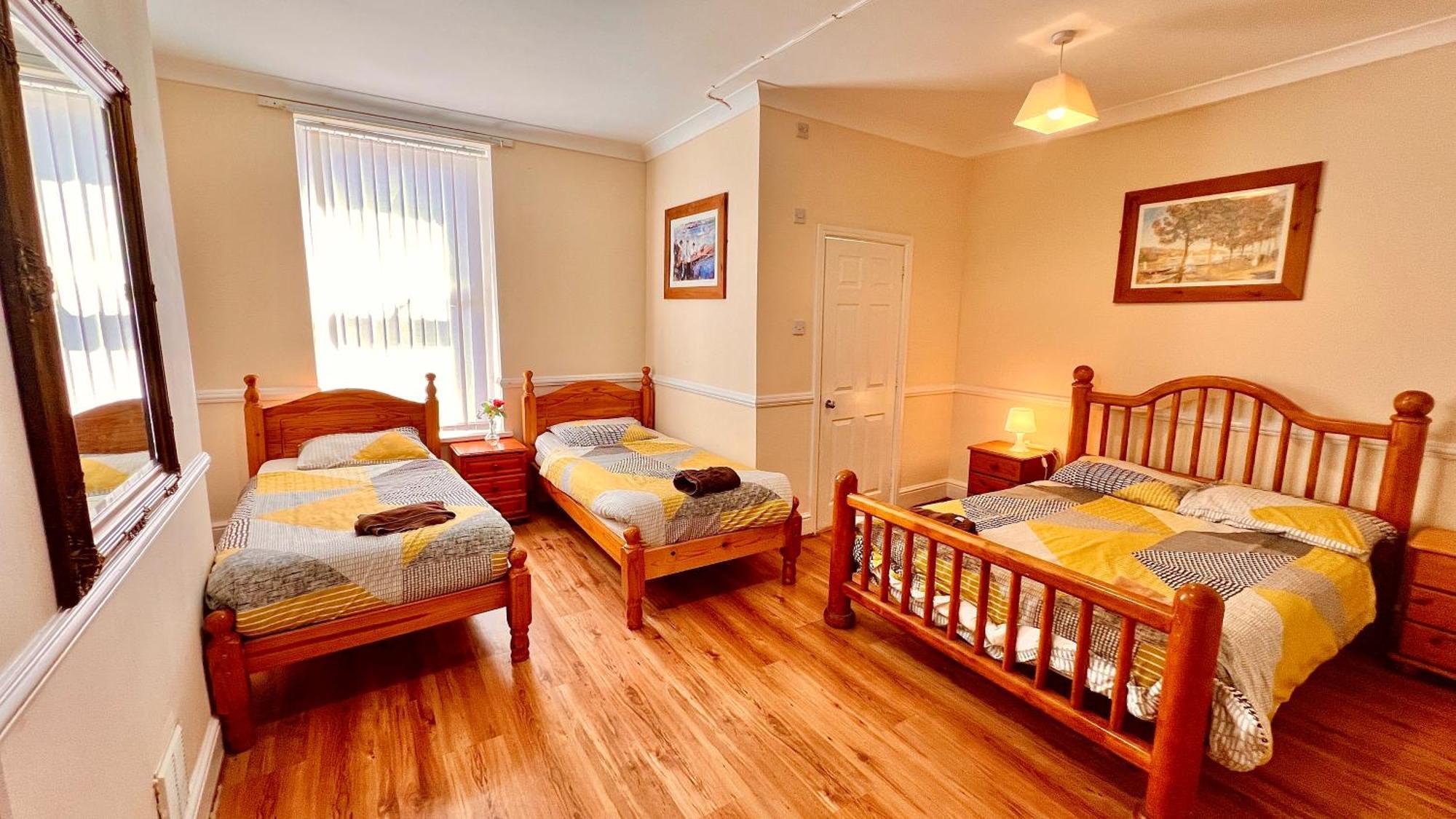 Castle 86-88 Sheil Rd L6 3af Guest house 3*