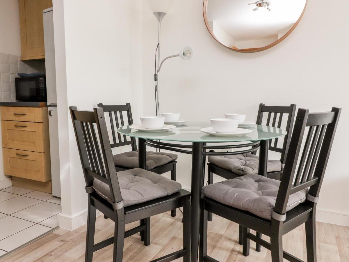 Apartment 32 *