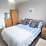 Large 3 Bedrooms In Liverpool City Centre, Free Parking