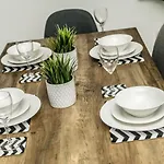 Host Apartments - 2-Bedroom L1 Central Apartment - Sleeps 8!