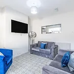 Serviced Accommodation 5 Bedroom Holiday House