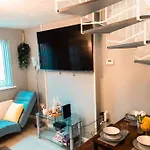 Elegant 2 Bed With Hot Tub And A Host Of Amenities