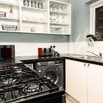 Elegant 2 Bed With Hot Tub And A Host Of Amenities