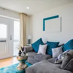 2-Bedroom Apartment Close To City Center With Free Parking By Neofinixdotcom