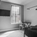 4 Bedroom Stylish Home Central Location