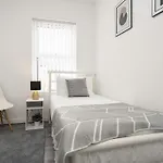 Perfect Modern 4 Bedroom In Liverpool