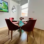 2025 Award Winner Liverpool Peach House - 4 Bedrooms