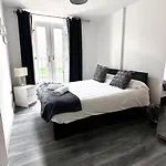 Liverpool City Centre - Spacious Duplex - 6 Bedrooms - Sleeps 14 People