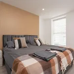 Cosy Central Apartment - Free Nearby Parking
