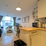 City Centre Morden 1-Bedroom Apt Near Dock