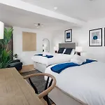 Flatzy - City Centre Mansion 2, Sleeps 22, 4 Baths