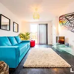 New Modern Townhouse Close 2 Centre Private Parking