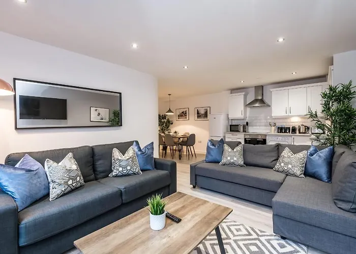 Host Apartments - 2-Bedroom L1 Central Apartment - Sleeps 8!
