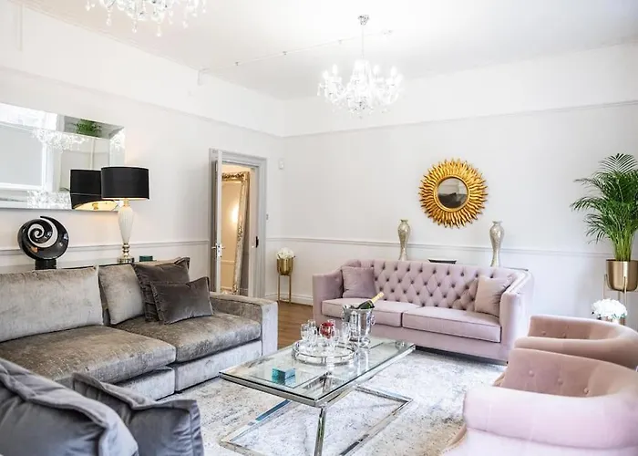 Rodney St Georgian Townhouse Apartmemt