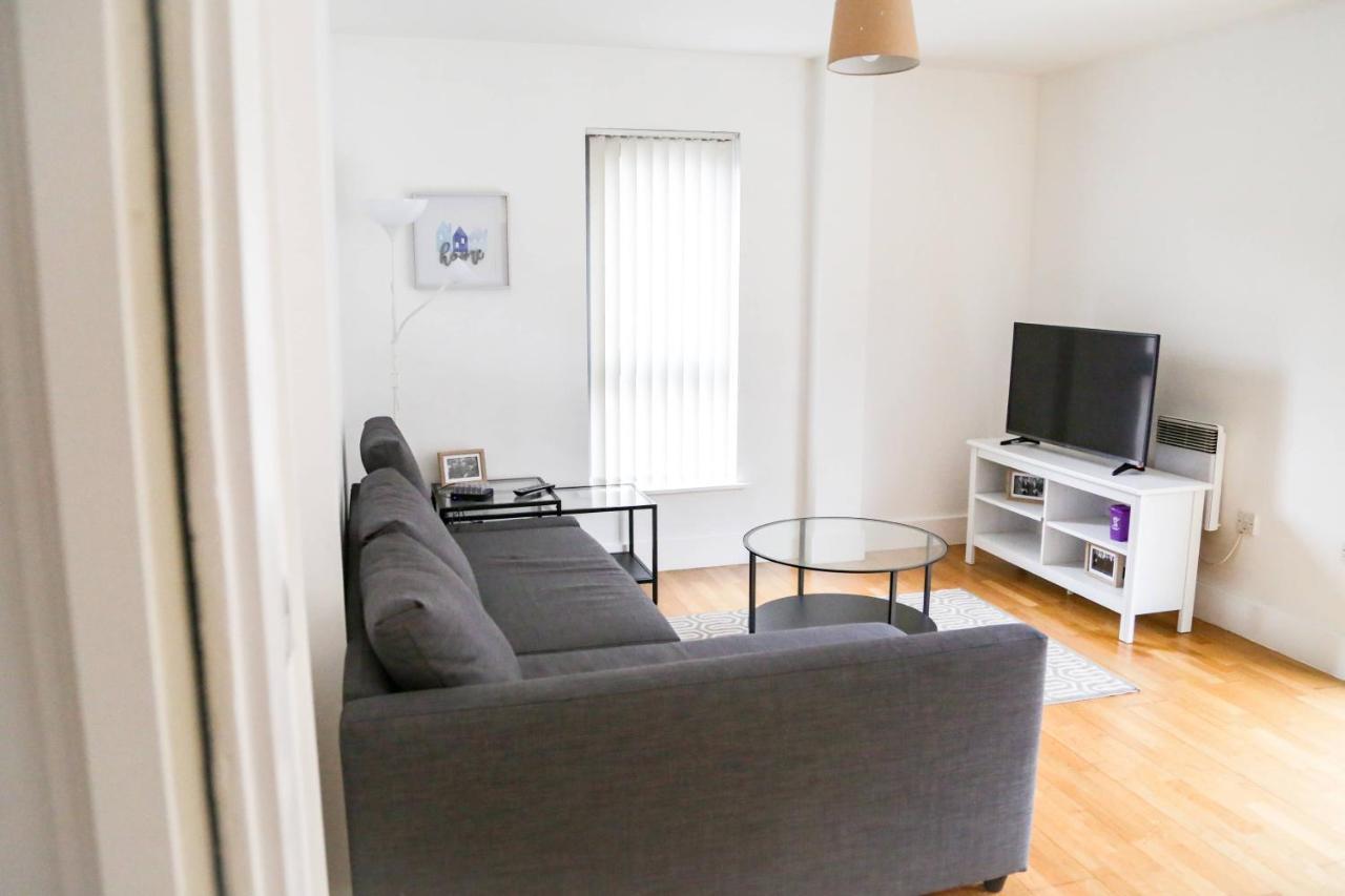 Serviced In Centre - Free Parking - Balcony - By Happy Days Apartment