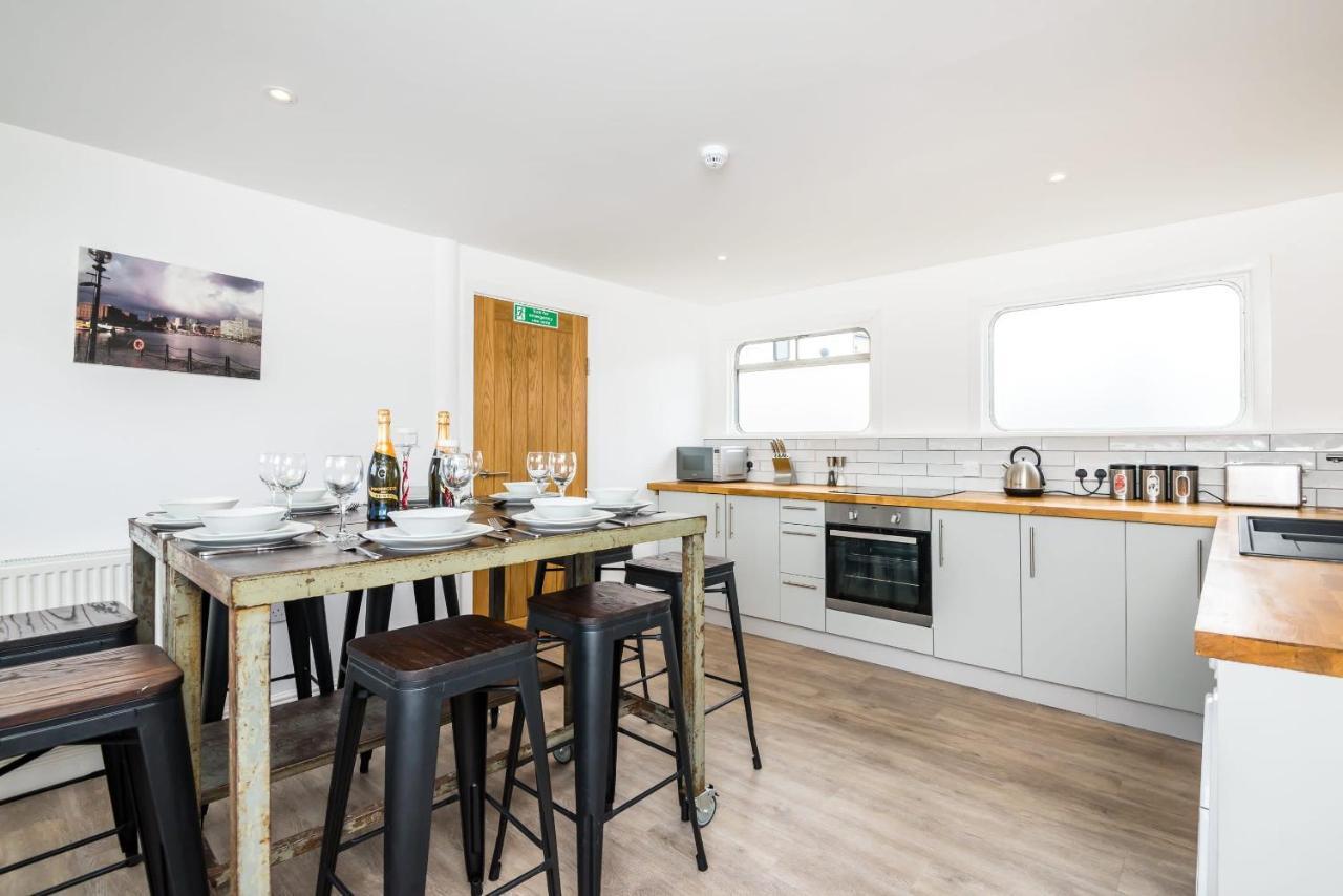Super Size Static Duplex Barge 3 Double Bedrooms 3 Triple Bedrooms With Modern En-suites Holiday home