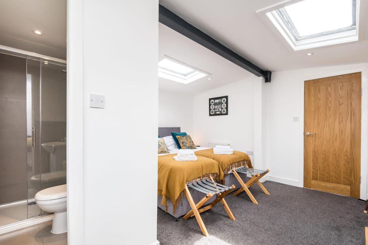 Holiday home Super Size Static Duplex Barge 3 Double Bedrooms 3 Triple Bedrooms With Modern En-suites Liverpool