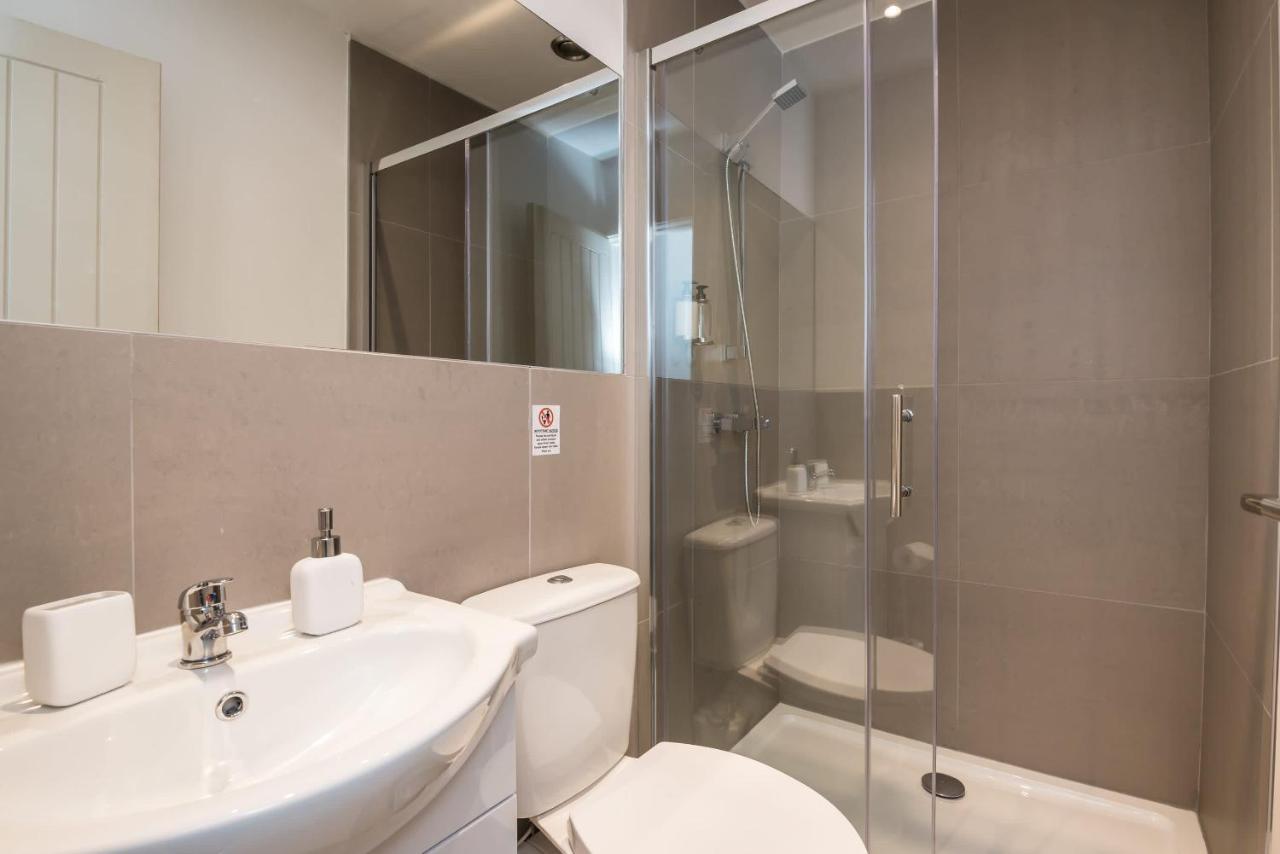 Super Size Static Duplex Barge 3 Double Bedrooms 3 Triple Bedrooms With Modern En-suites Liverpool