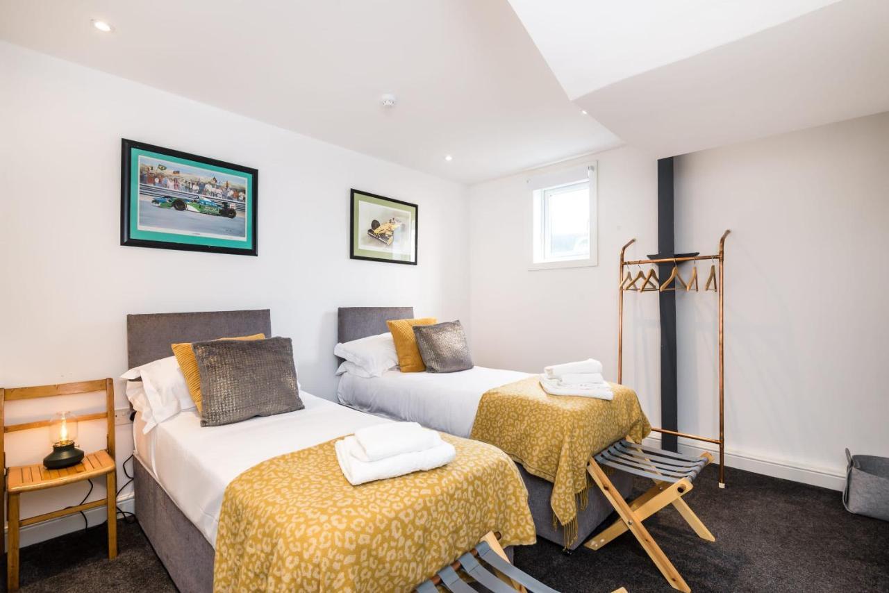 Super Size Static Duplex Barge 3 Double Bedrooms 3 Triple Bedrooms With Modern En-suites