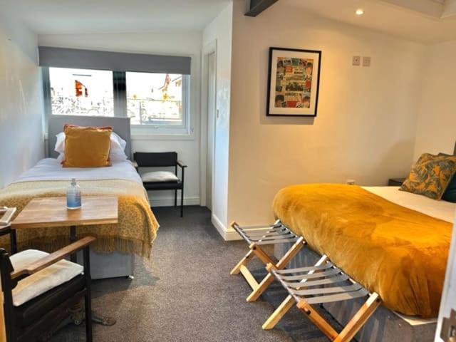 Holiday home Super Size Static Duplex Barge 3 Double Bedrooms 3 Triple Bedrooms With Modern En-suites Liverpool