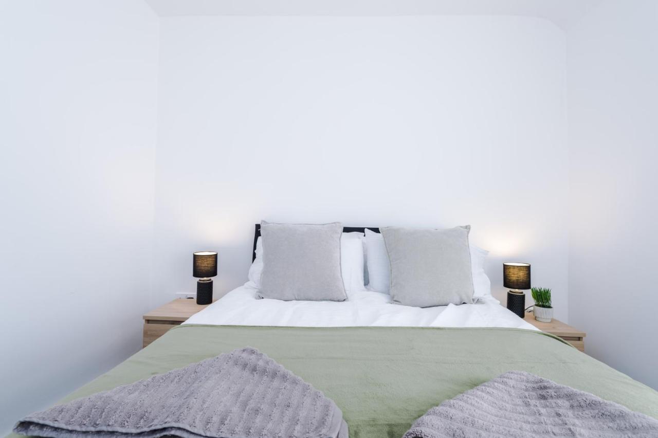 Holiday home Stylish 2 Bedroom House, Entire Home, Free Parking, Wifi & Netflix Liverpool