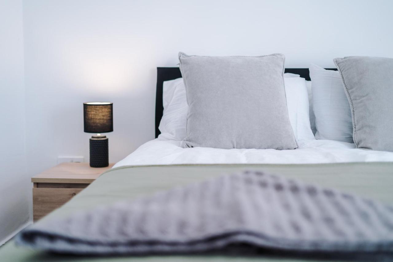 Stylish 2 Bedroom House, Entire Home, Free Parking, Wifi & Netflix *