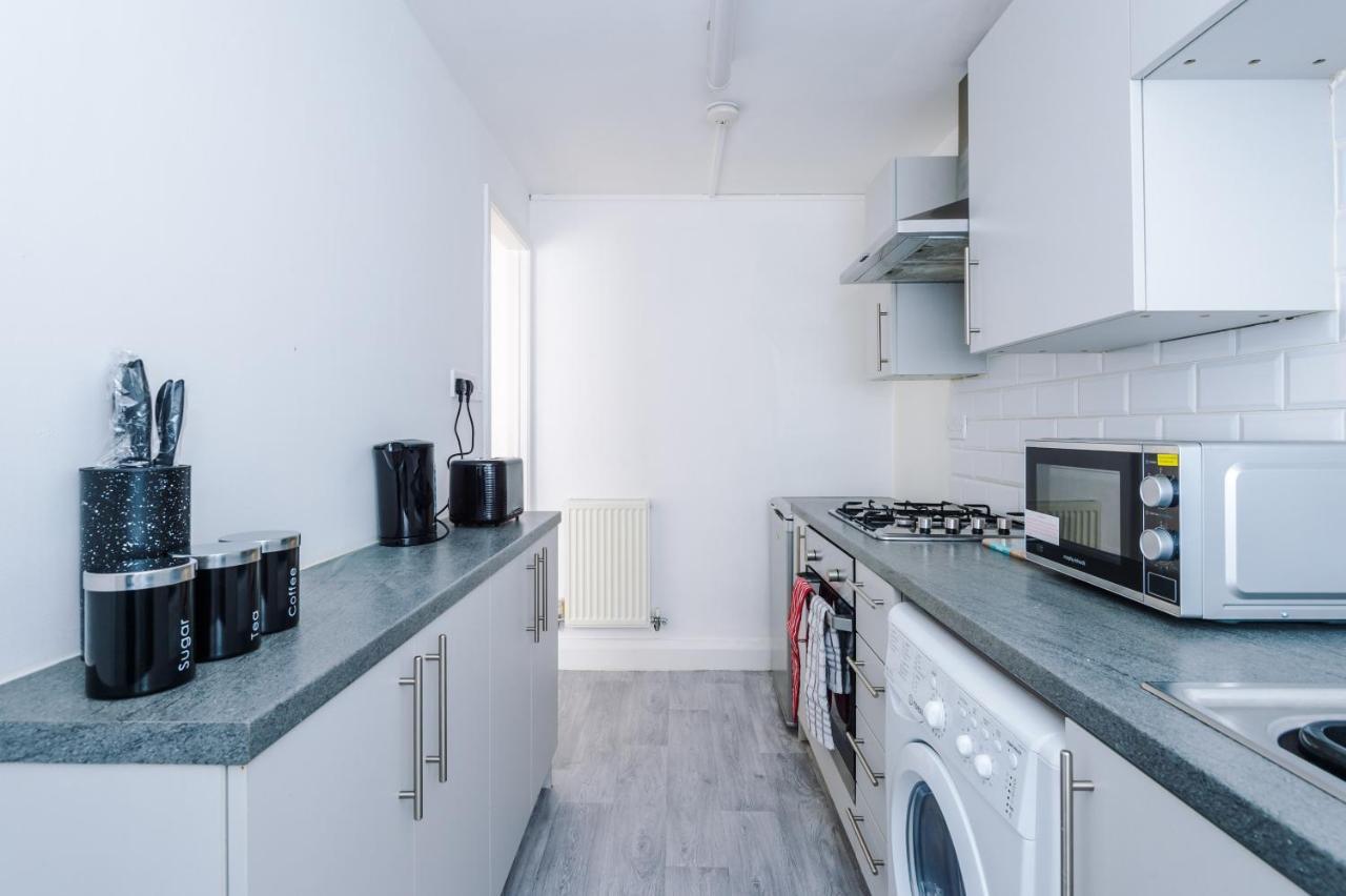 Stylish 2 Bedroom House, Entire Home, Free Parking, Wifi & Netflix Holiday home